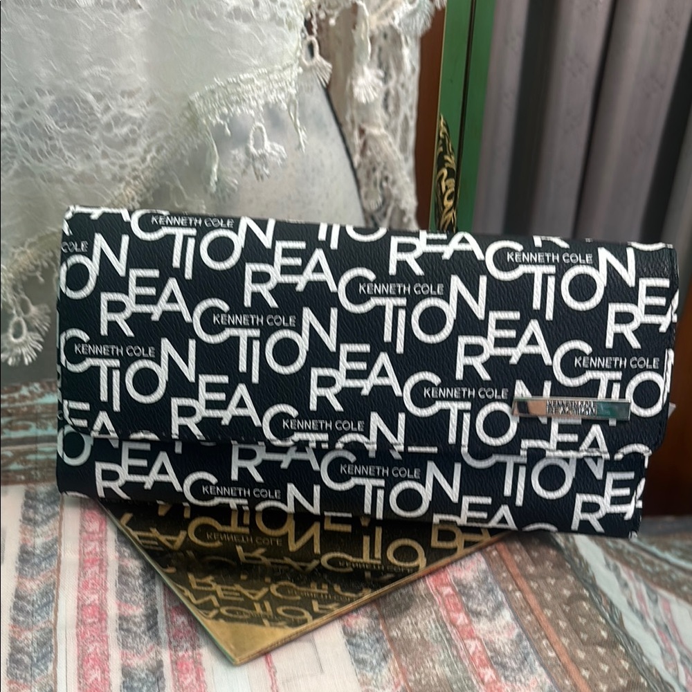 Kenneth Cole Reaction Text Design Wallet in Black and White
